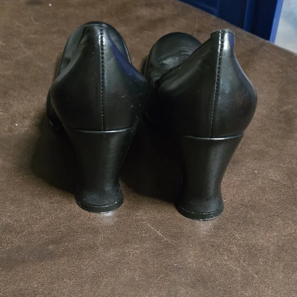 Elegant Black Heels with Glossy Finish - Picture 3 of 4